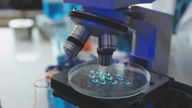 Yakın plan. Laboratuvarda çalışan bir bilim adamı..