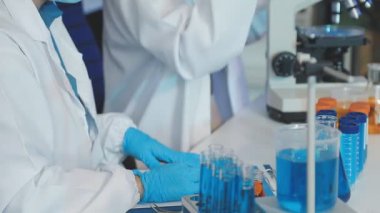 Laboratuvarda çalışan bilim adamı..