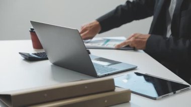 Dizüstü bilgisayarı olan iş adamı