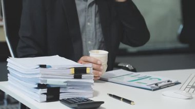 İş kadını ofiste çalışıyor.