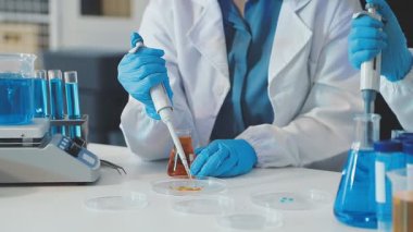 Laboratuvar asistanı tüpü tutuyor