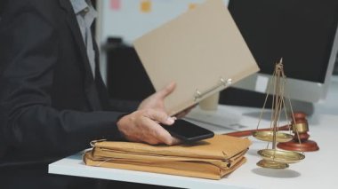 İş adamı cep telefonuyla akıllı telefon kullanıyor.