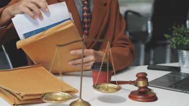 İş adamı, ofisinde tokmak ve belge ile bilgisayarla çalışıyor.