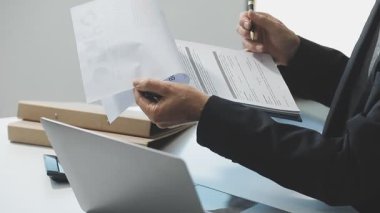 İş adamı masadaki belgeyi imzalıyor