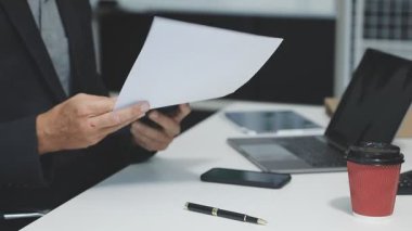 Ofiste belgelerle çalışan bir iş adamı. iş kavramı