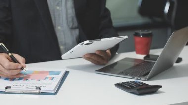 İşadamı laptop ve hesap makinesi ile çalışma