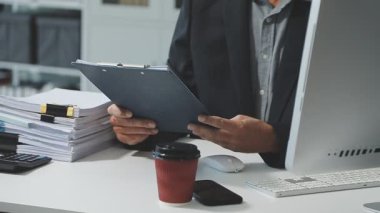 Ofiste çalışan iş adamı