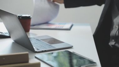 Dizüstü bilgisayar ve cep telefonu kullanan işadamlarının kapatılması