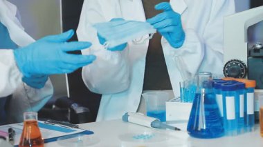 Laboratuvarda mikroskobu olan bir bilim adamına yakın çekim yapın.