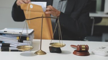 Hukuk bürosu kavramı tokmak, hukuk, adalet ve avukatın bir ofis salonunda çalışmasıdır.