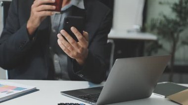 yakın plan - dizüstü bilgisayarda çalışan iş adamlarının