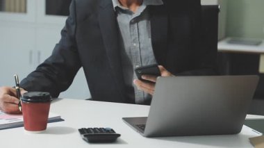 Ofiste çalışan iş adamı