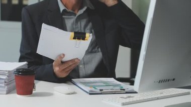 Belgeleri olan bir işadamı.