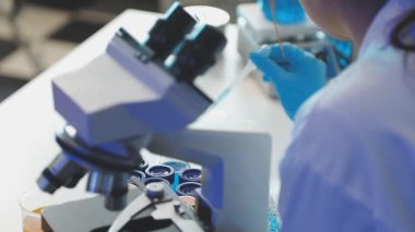 Bilim adamları laboratuvarda çalışıyor..