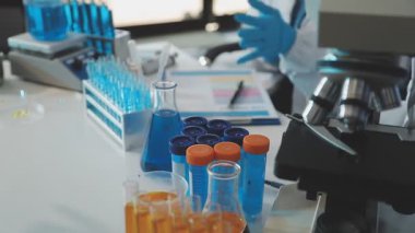 Laboratuar mikroskobu ile bilim adamı