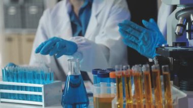 Mikroskoplu bir laboratuvar çalışanı.