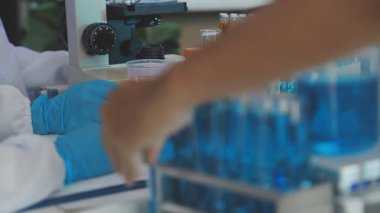 Laboratuvarda çalışan bilim adamı
