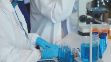 Test tüplü laboratuar asistanı