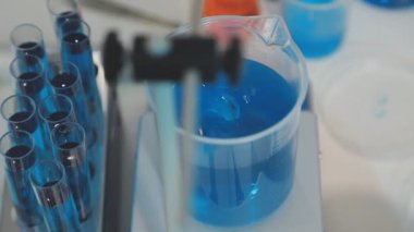 Mavi sıvılı laboratuar camı.