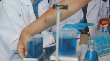 Laboratuvarda çalışan bilim adamı.