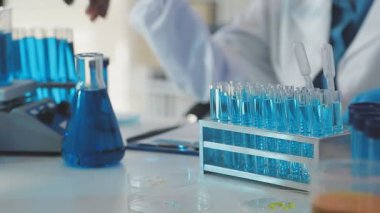 laboratuarda laboratuar asistanı