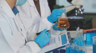 Laboratuvarda test tüpüyle araştırma yapan genç bilim adamı.