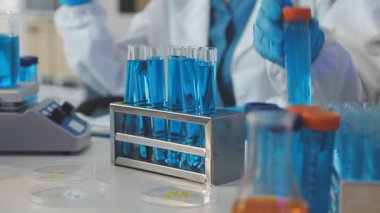 Laboratuvar bilim adamı bir örnekle çalışıyor.