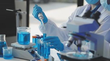 Laboratuvarda çalışan bilim adamı.