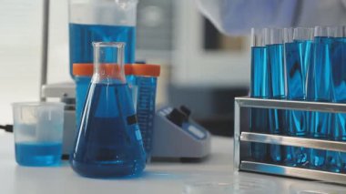 Laboratuvarda çalışan bilim adamı..