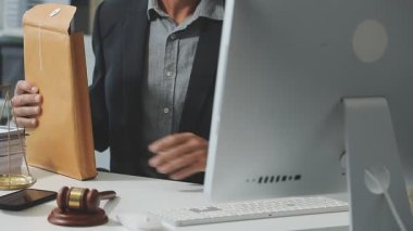 Bir tokmak ve hukuk belgeleriyle çalışan avukat veya avukat, hukuki hizmetler, terazi ve adalet, hukuk, adalet ve adalet terazileri