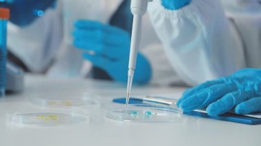 Laboratuvardaki bilim adamı. Laboratuvardaki bilim adamı..