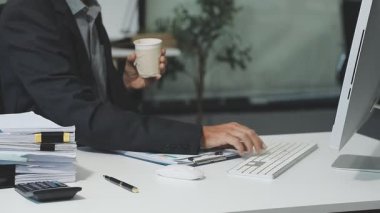 Ofiste dizüstü bilgisayar kullanan bir iş adamı