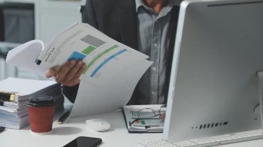 Finansal raporlu iş adamı