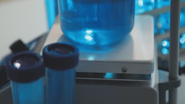 Laboratuvarda mavi sıvı..