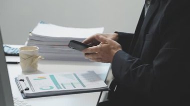 Dijital tablet bilgisayar kullanarak işadamının elini kapat