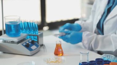 Mikroskopla çalışan laboratuvar asistanı