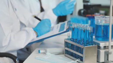 Laboratuvarda test tüpleri olan bir bilim adamı.