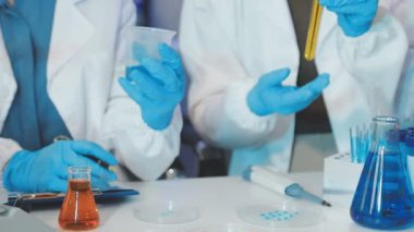 Kapat. Laboratuvarda iki genç bilim adamı çalışıyor.