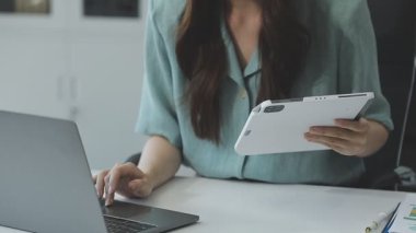 İş yerinde dijital tablet kullanan iş kadını