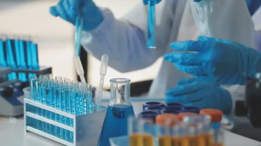 Yakın - Laboratuvarda test tüpleri olan kadın bilim adamının görüntüsü