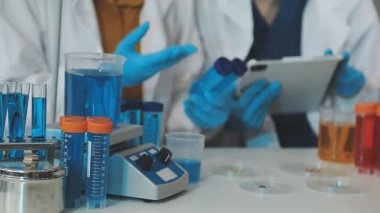 Bilim laboratuvarında çalışan bilim adamı.