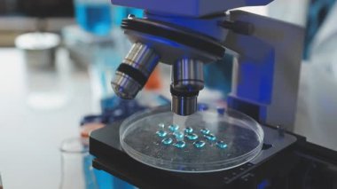 Masadaki mikroskobu kapat