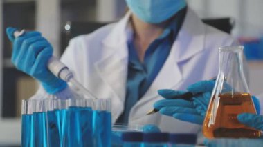 Laboratuvar asistanı bir kimya laboratuvarında çalışıyor.