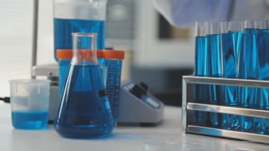 Laboratuvarda çalışan bilim adamı.