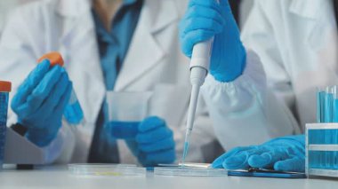 Yakın plan - bilim adamlarının ellerinde test tüpleri ile görüntüleme