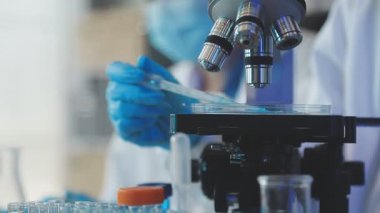 Laboratuvarda çalışan bilim adamı.