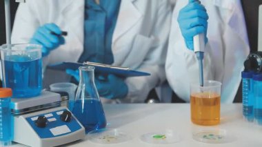 Laboratuvar çalışanı deneyler yapıyor.