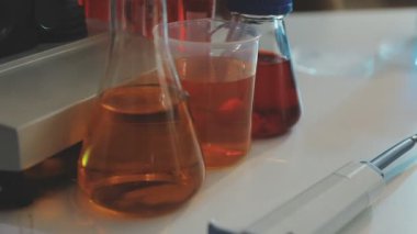 Laboratuvar camı ve sıvı tüpler.