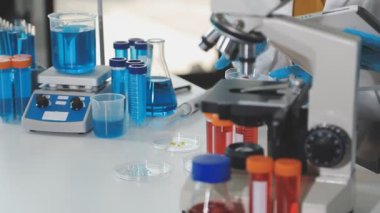 Laboratuvardaki bilim adamı. Mikroskopla çalışan bir bilim adamı