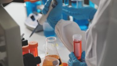 Laboratuvarda çalışan bilim adamı..